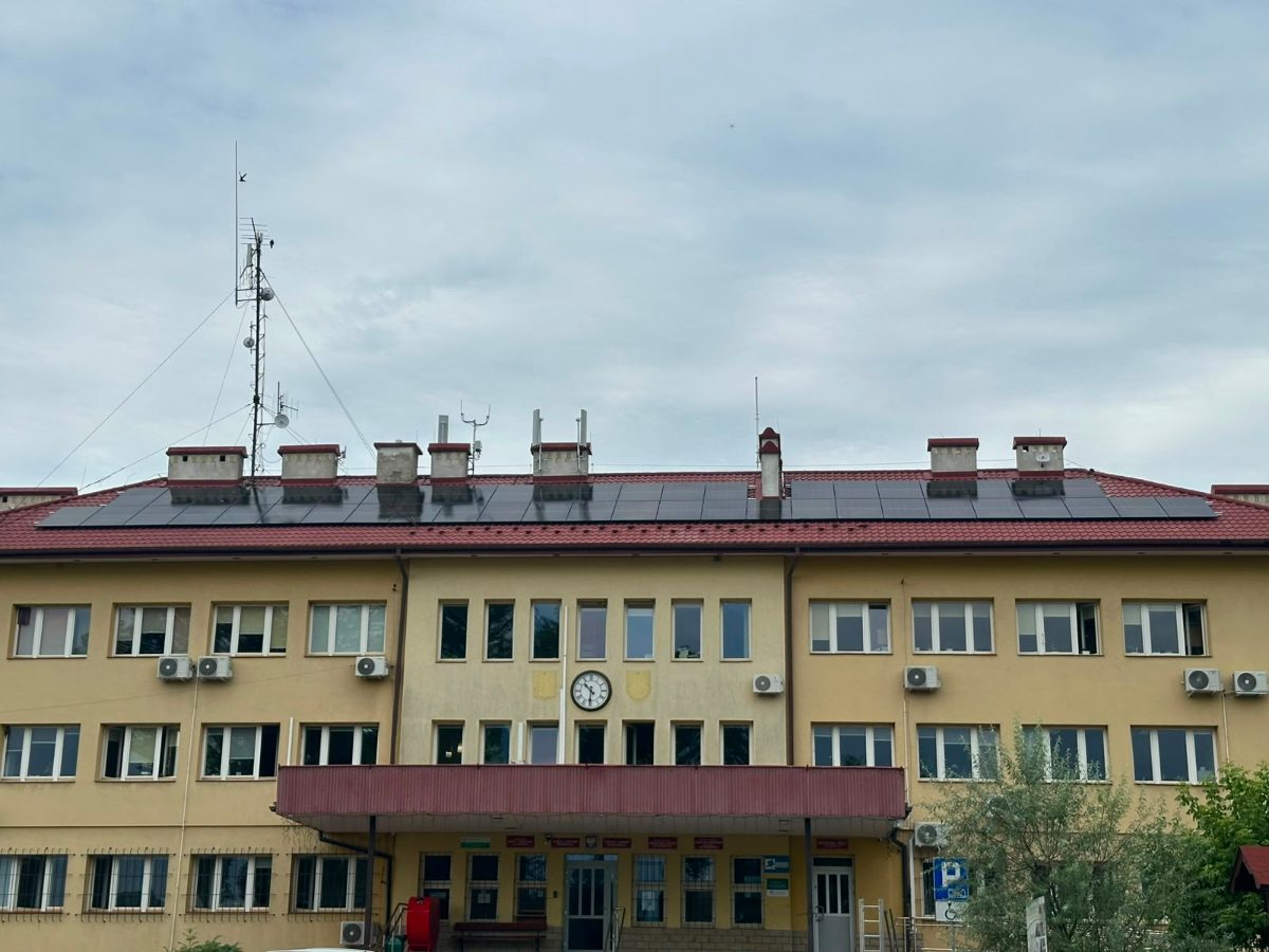 udynek Urzędu Gminy Nozdrzec z&nbsp;widocznymi panelami fotowoltaicznymi zamontowanymi na&nbsp;dachu.