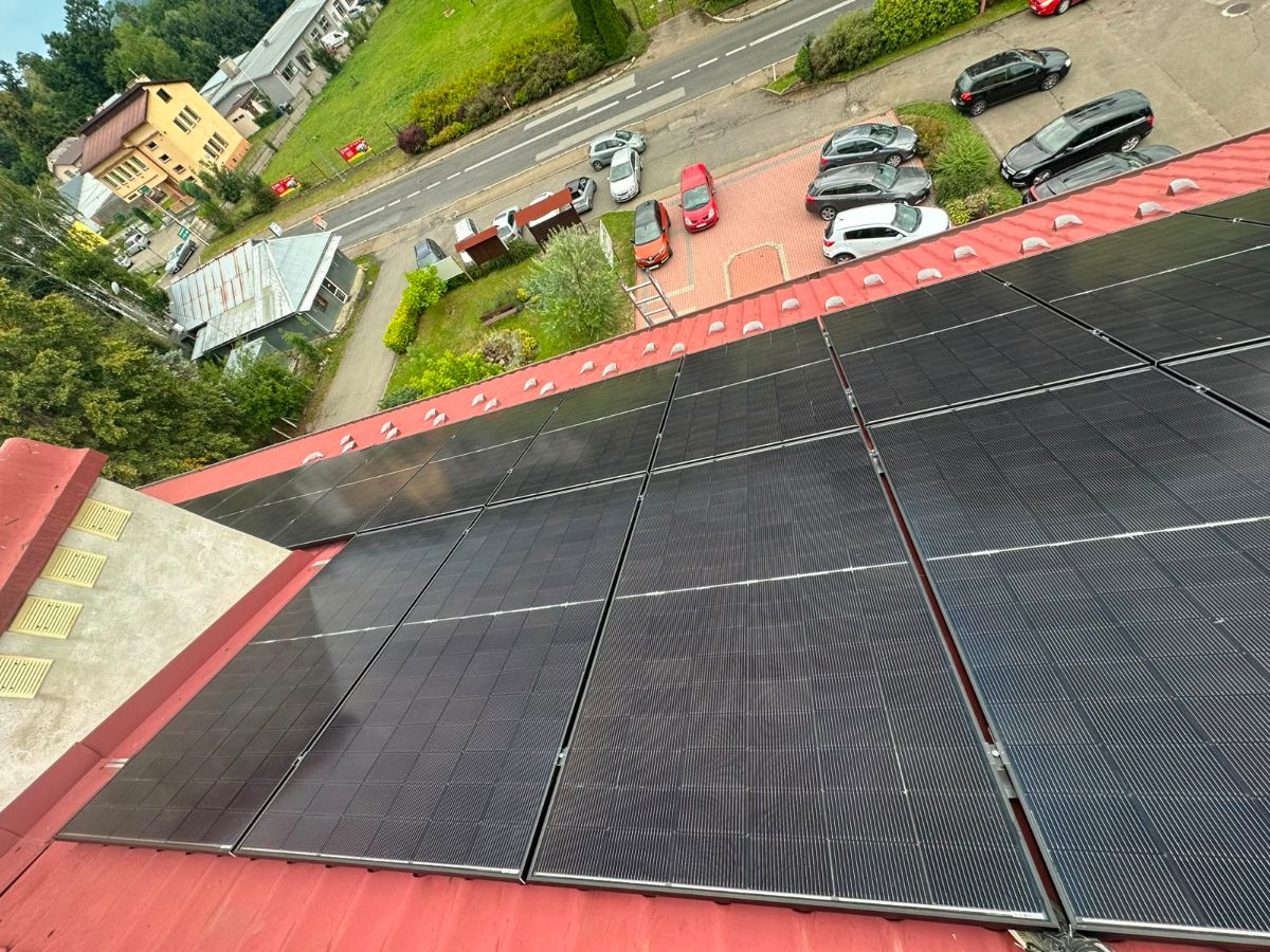 Zbliżenie na&nbsp;instalację fotowoltaiczną zamontowaną na&nbsp;dachu budynku Urzędu Gminy Nozdrzec. Widoczne rzędy paneli słonecznych.