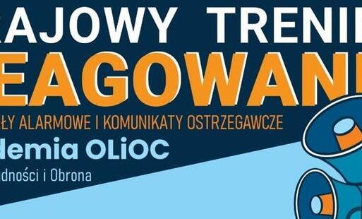 Grafika informująca o „Krajowym treningu reagowania na sygnały alarmowe i komunikaty ostrzegawcze”, organizowanym przez Akademię OLiOC w ramach ochrony ludności i obrony cywilnej. W prawym dolnym rogu znajduje się ilustracja syreny alarmowej.
