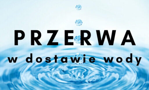 Grafika z napisem „PRZERWA w dostawie wody” na niebiesko-białym tle przedstawiającym krople wody i rozchodzące się kręgi na powierzchni wody.
