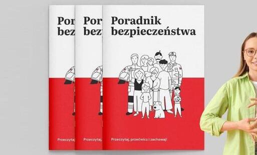 Grafika przedstawia trzy egzemplarze „Poradnika bezpieczeństwa” na tle w kolorach białym i czerwonym. Na okładce widoczna jest ilustracja przedstawiająca rodzinę oraz przedstawicieli służb mundurowych i ratowniczych. Na dole okładki znajduje się hasło „Pr