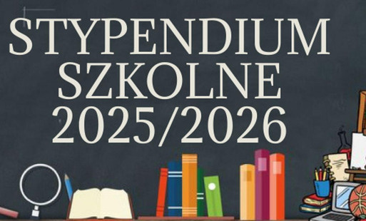 Grafika informacyjna z napisem „Stypendium szkolne 2025/2026”. W tle znajduje się tablica szkolna, a na dole ilustracje książek, przyborów szkolnych, plecaka i akcesoriów związanych z nauką.